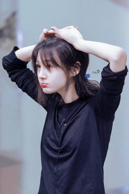 赫罗纳紧密传控体系提升控场效率,赫罗纳队服