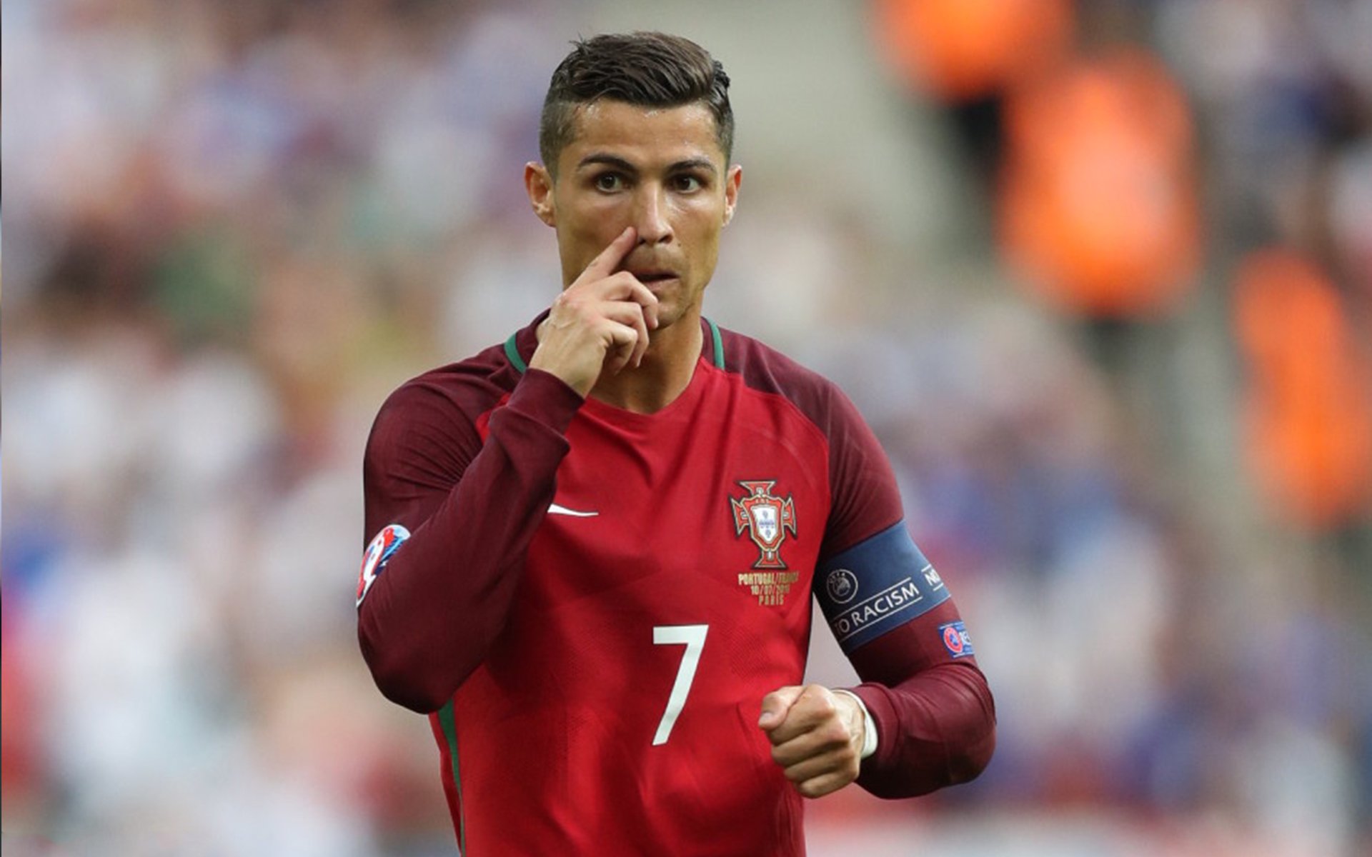 搏击台上选手实力对决精彩纷呈，搏击擂台